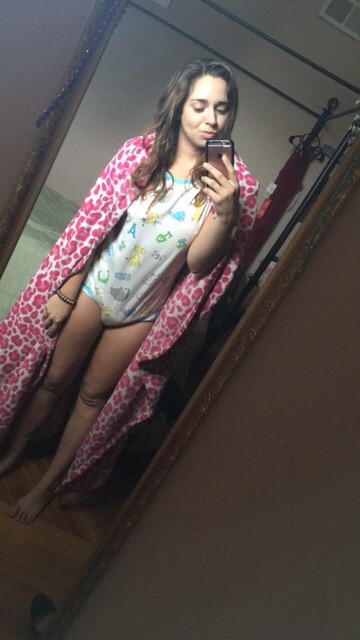 badlilblubunny:  Woke up all wets.. Where’s Daddy to change me and give me a bubble bath? 