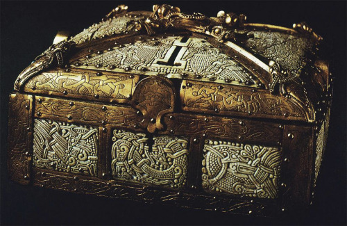 chrysaoraelectrum:The Bamberg casket, a 10th-century masterpiece of Scandinavian art, found in a Bav