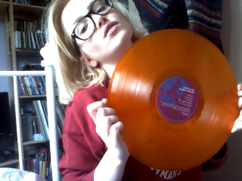 snatch-comix:  fave sonic youth album on orange vinyl <33   Wooowww!! Just now i’m in love jejeje