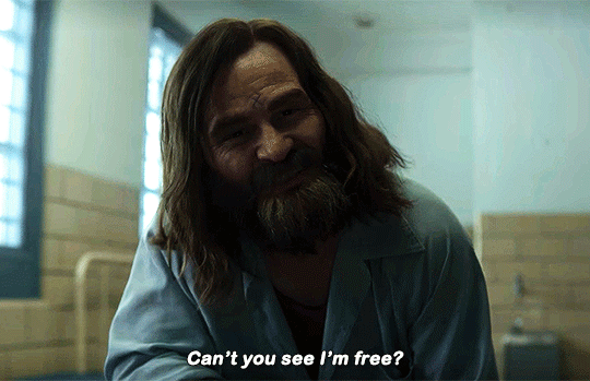 Charles Manson in Mindhunter Season 2 : the queen's gambit (2020)