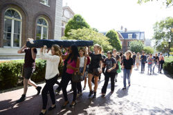 pastel-gizibe:  shannonwest:  equalityandthecity:  (via Students help Emma Sulkowicz carry mattress to class in first collective carry)  Y E S   IT IS GETTING BETTER 