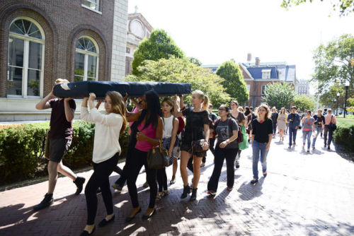 shannonwest:equalityandthecity:(via Students help Emma Sulkowicz carry mattress to class in first co