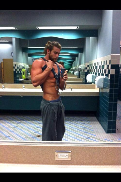 rhiordan:  Brock O’Hurn 6’7” 250+lbs porn pictures