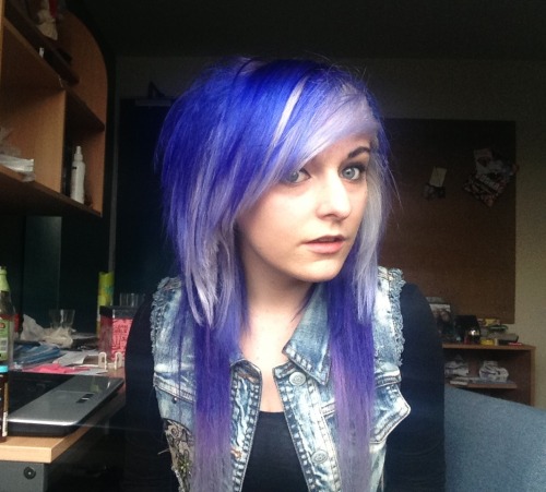 hello-vimto:  AHAHAHA my hairs actually dark blue, this wasn’t meant to happen.