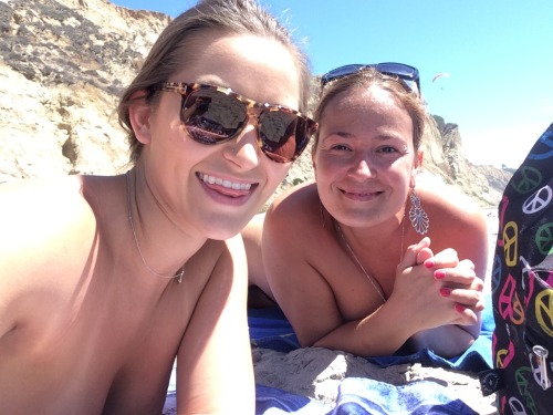 missdanidaniels: Today was awesome at Blacks beach with @elexismonroe ☀️