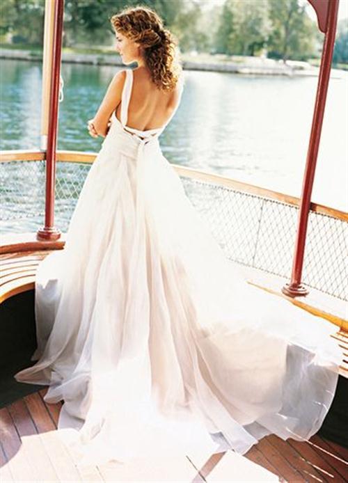 dreamyweddingfantasies:  Wedding dresses with straps are elegant and classy. Take