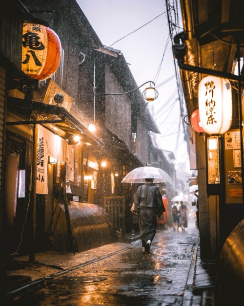 hisa-88: Rainy day in Kyoto instagram.com/ag.lr.88