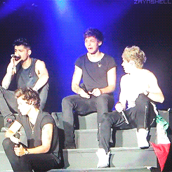 zaynshell:louis & niall during zayn’s note in “last first kiss” - 09/06