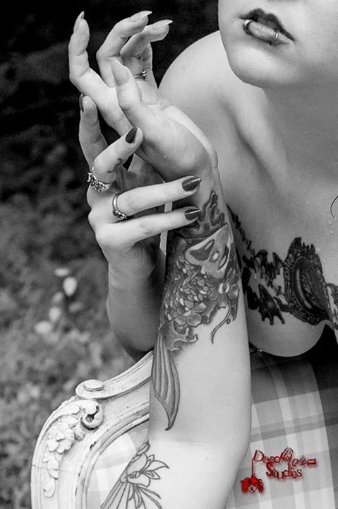 hexhypoxia:  +touch+ photo by Dead Clown Studios models myself and Liilii