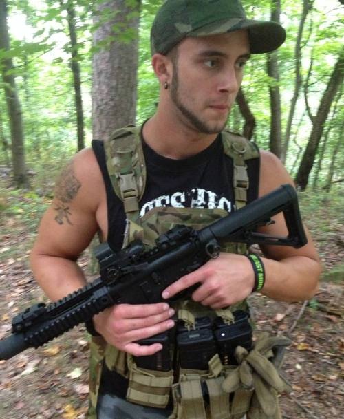 slavethompson:  dippinfan:  hot redneck dipper Visit the archive the next time you’re engaging in hand-to-gland combat… http://www.dippinfan.tumblr.com/archive   Sexy Sir
