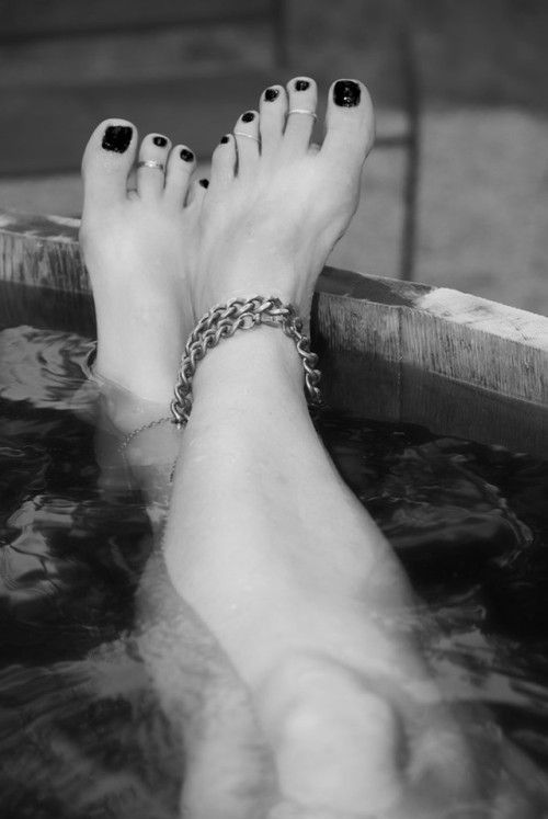 cute-girllindsey:Foot worship websites and great feet fetish