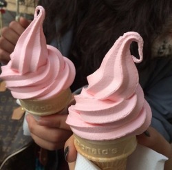 pinkallaround:what’s your favorite ice cream flavor? 