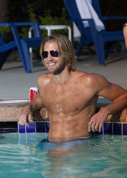 hotashellcelebmen:  More here : http://shirtlessmenontheblog.blogspot.fr/2017/09/matt-barr-shirtless.html