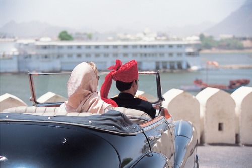 tinamotta: Taj Lake Palace, vintage car ride - Udaipur , Rajasthan , India.Fonte : www.rajasthantour