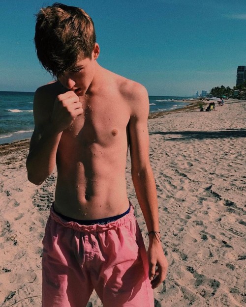 https://horniboisteenbois.tumblr.com/post/166972422796