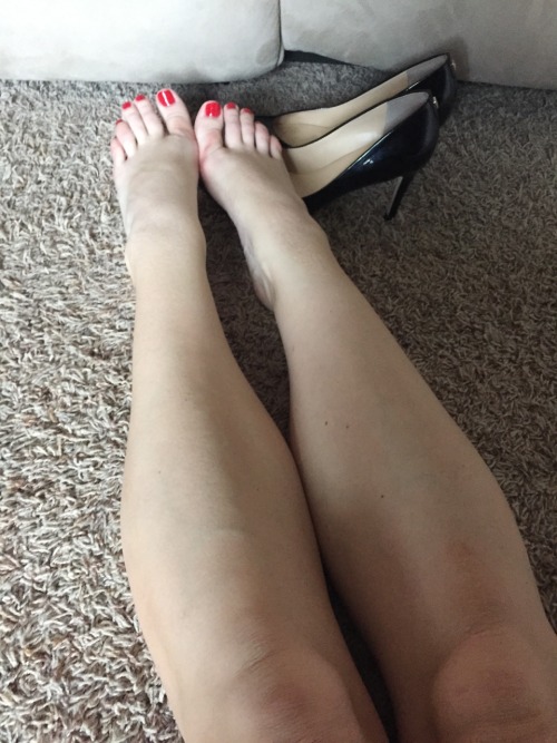 sexywifeysfeet: sexywifeysfeet: Selfie after getting home from a long day at work in the office. htt