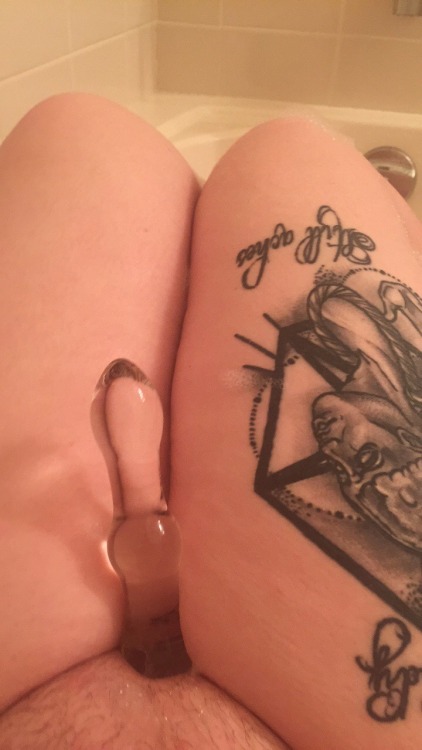 baby-bamba:  braidsandbruisedknees:  I’m Santa now come sit on my lap  Omg pls can iiiiii 😻