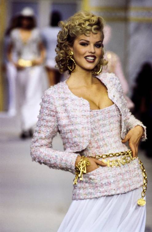 theoriginalsupermodels:Smiley Eva Herzigova for Chanel - Spring 1993 RTW