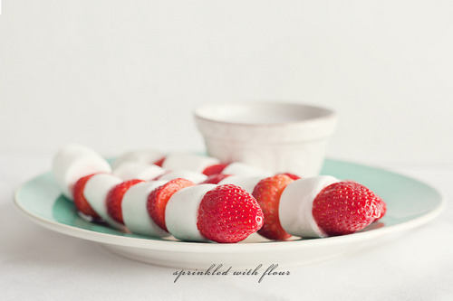 gastrogirl:  simple strawberry marshmallow skewers.