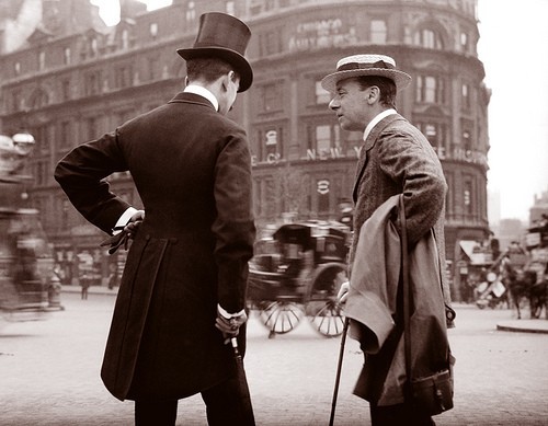 a-harlots-progress:Two gentlemen in London, 1904.