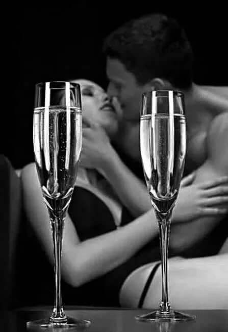 E il pensiero dell'amore, lento e invadente, penetrava nel loro animo, lo inebriava