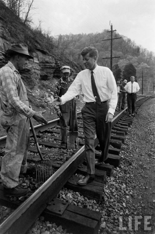 John Kennedy in West Virginia(Hank Walker. 1960)