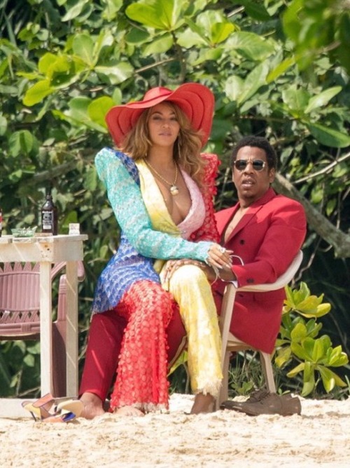 girlsluvbeyonce:Beyoncé &amp; JAY-Z on the set of a new video in Jamaica (Mar. 22) WE DON