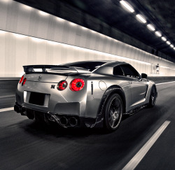 ladiesandsileighties:  Source  Nissan GT-R.