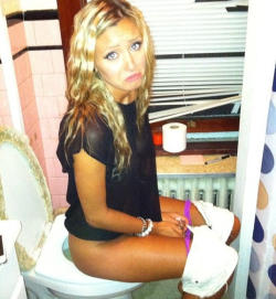 Amateur Girls on the Toilet