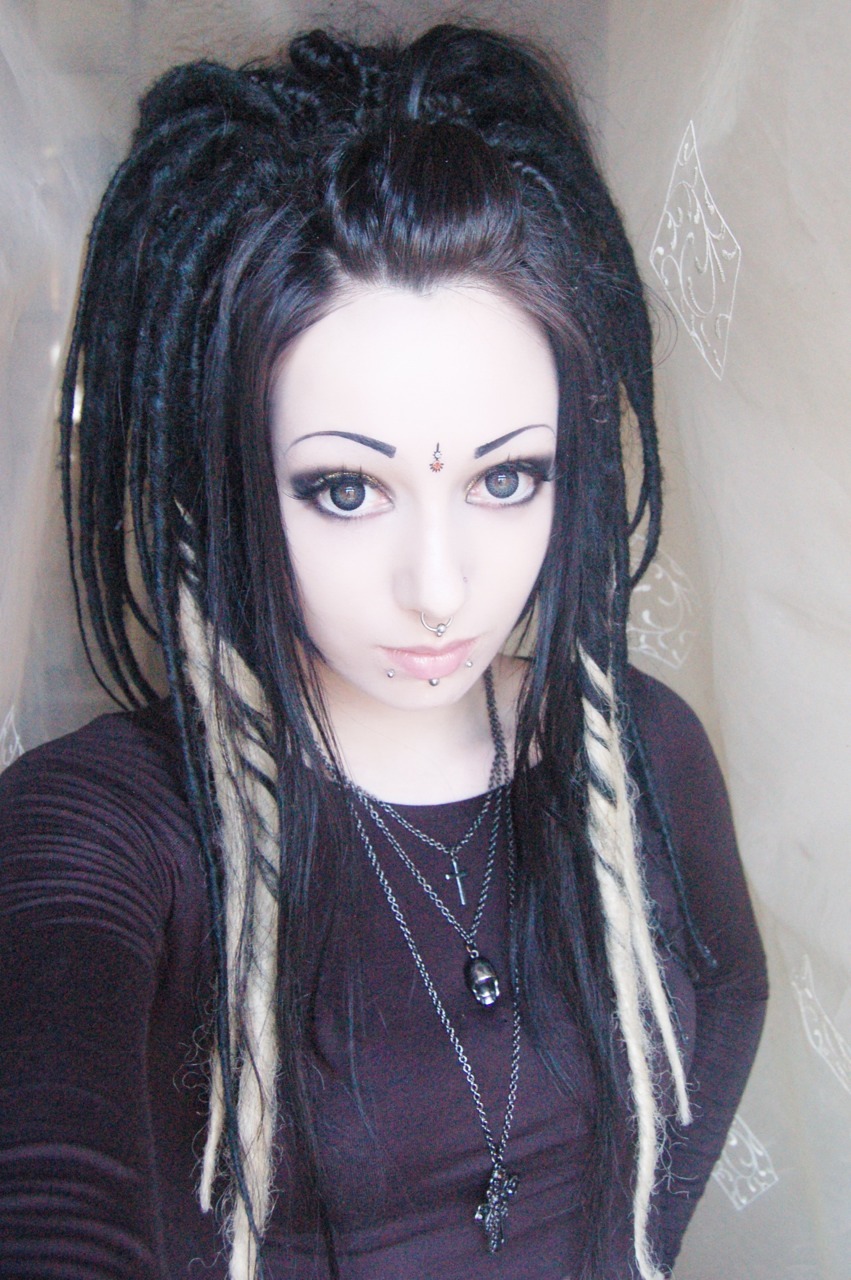 xtoxictears:  Laptop is back, but the Internet is dead.T______T Fuck everything lol