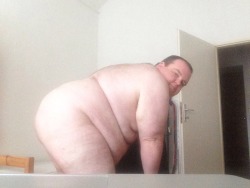 lilcockbigbelly:  Naked in my new place in