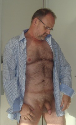 hankmiller66:  Isn’t it great when an open shirt reveals a hairy body?  Nossa, com esse casariaaaaaaaaaaaaaaaaaaaaaaaaa. 