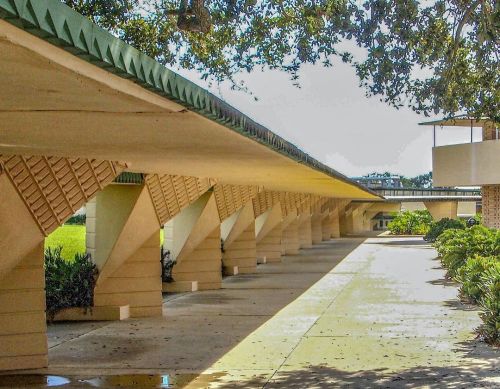 Esplanade to education. #frankllyodwright #architecture #architecturephotography #floridasoutherncol