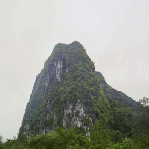 lokkinen:Monolith mountain, Nong Khiaw, Laos, 2017