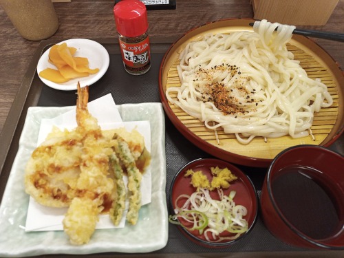 udonangya: 天丼てんや名鉄イン名古屋金山アネックス店で、朝食メニューの天ぷらざるうどん、500円也。 Tempura dipping udon noodles at the Kanayama