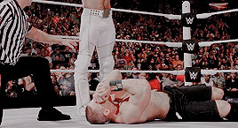 wwe-army:  seth rollins in gold (and white) for rolleigns 