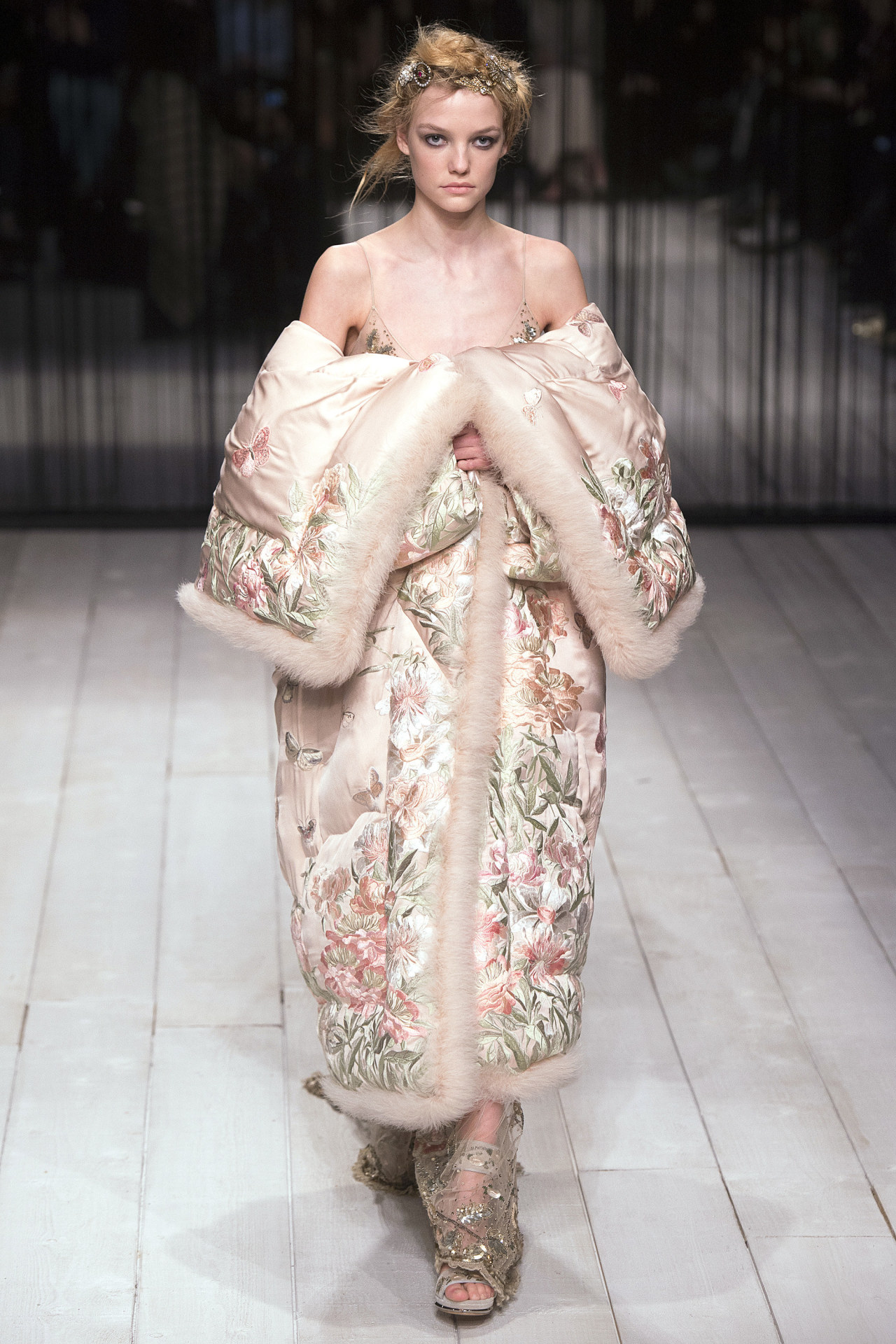 dharuadhmacha:  sumisa-lily: forlikeminded:    Alexander McQueen | London Fashion