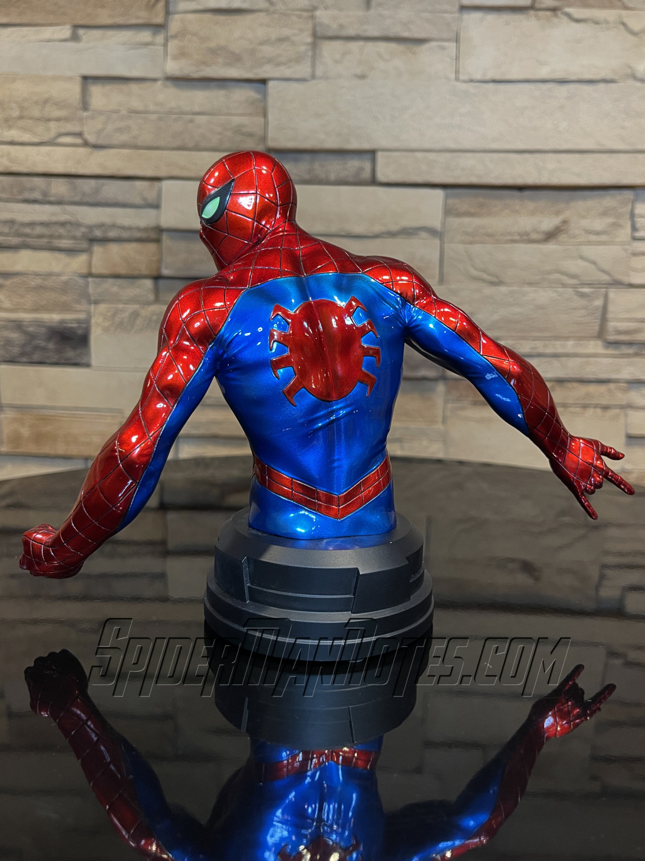 Gentle Giant Spider-Man Red & Blue Mini Bust Announced! - Marvel