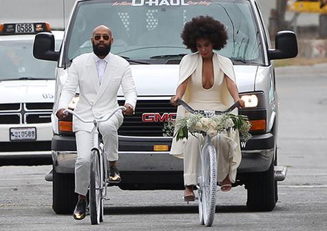 angieness:  snowpeakpeachflavoredboones:  thechanelmuse:  Congrats to Solange and Alan Ferguson!! They got married in New Orleans today.  ruthrobeline  Bitch is making me wanna get married in a cape!