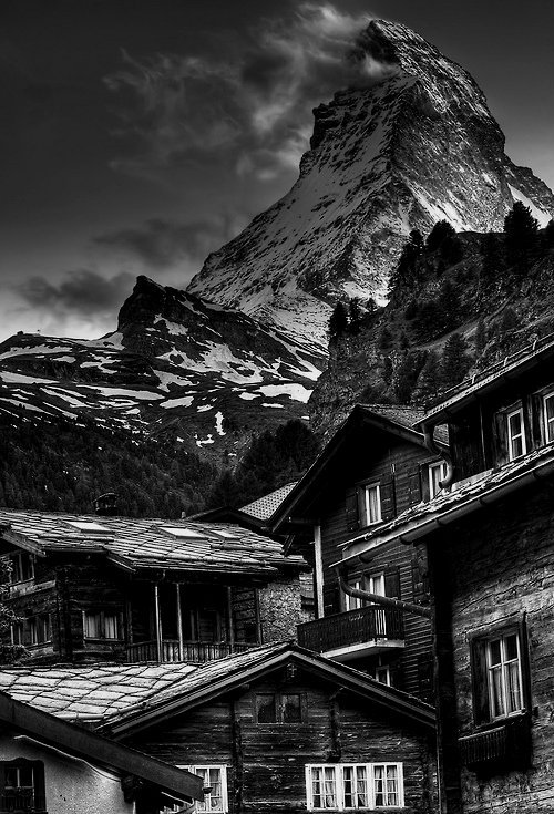 n-ostalgio:  Matterhorn from Zermatt by Rafael Ferreira. Posted credit to lanatura. 