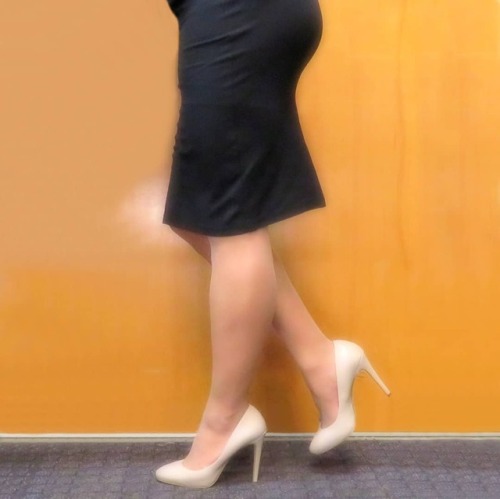 @modaxpressonline pencil skirt,@victoriassecret pantyhose,and @aldo_shoes “Palazza” nude