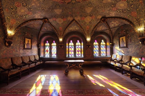 deuteragonism:  jackviolet:  Since my Moscow metro post is still getting a lot of reblogs, I figured I’d make a post about another one of the lesser-known Moscow attractions. Everybody knows about the Kremlin, and St. Basil’s Cathedral, but other