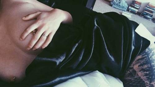 niimphet:waking up in satin sheets every morning really improves a girls mood