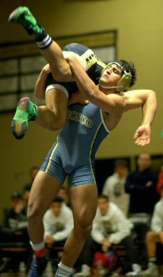 wrestlerinsinglet:  College wrestler showing bulge in his singlet