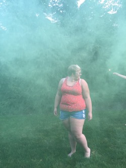 fatgirlsdoingthings:  fat girls rock the Fourth of July in short-shorts and smoke bombs!