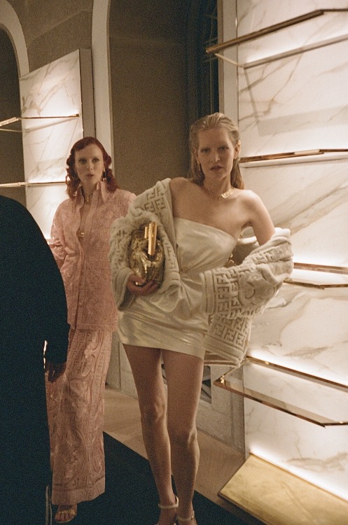 karen elson and kirsten owen backstage at the Fendace spring/summer 2022 show, lensed by @ColdAsKevi