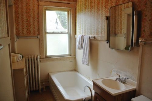 househunting:  ๪,000/4 brWoodstock, IL  There’d be some major renovations that’d have to go into this, like a shower for instance. But the hardwood floors and the sun room sell it for me.