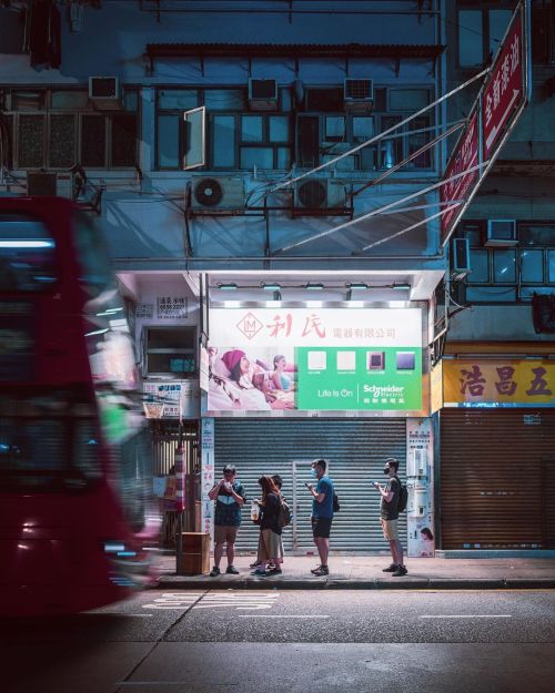 Bus Stop #hongkong #discoverhongkong #nightshooters #streetphotography #theimaged #ファインダー越しの私の世界 #香港