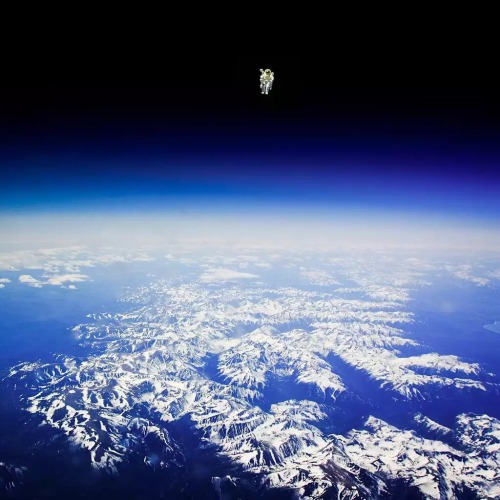 stunningpicture: First untethered space walk