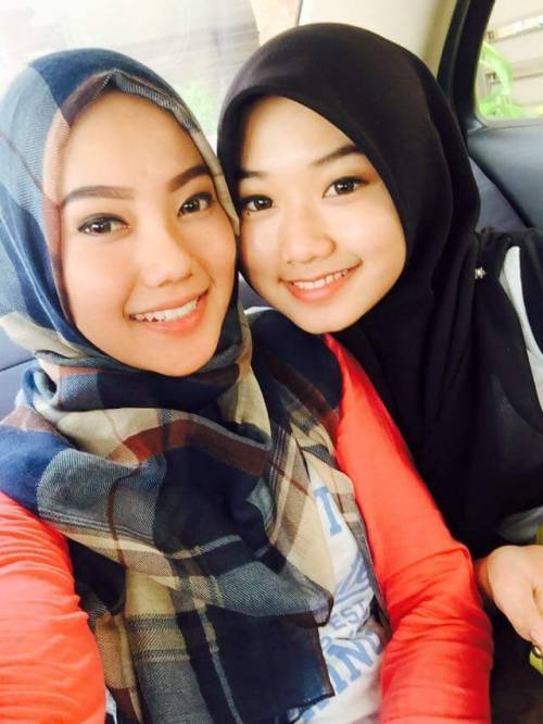 chimomido: awekcomel: She has lovely sister Kakaknye dah bogel..adiknye bile lagi?